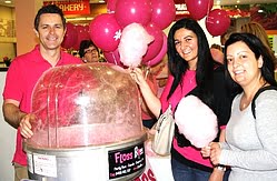 WEBPIC_Jason_Clare_with_Pink_Ribbon_Day_Supporters_Georgia_Elia_Grapsias_and_Andrea_Savva